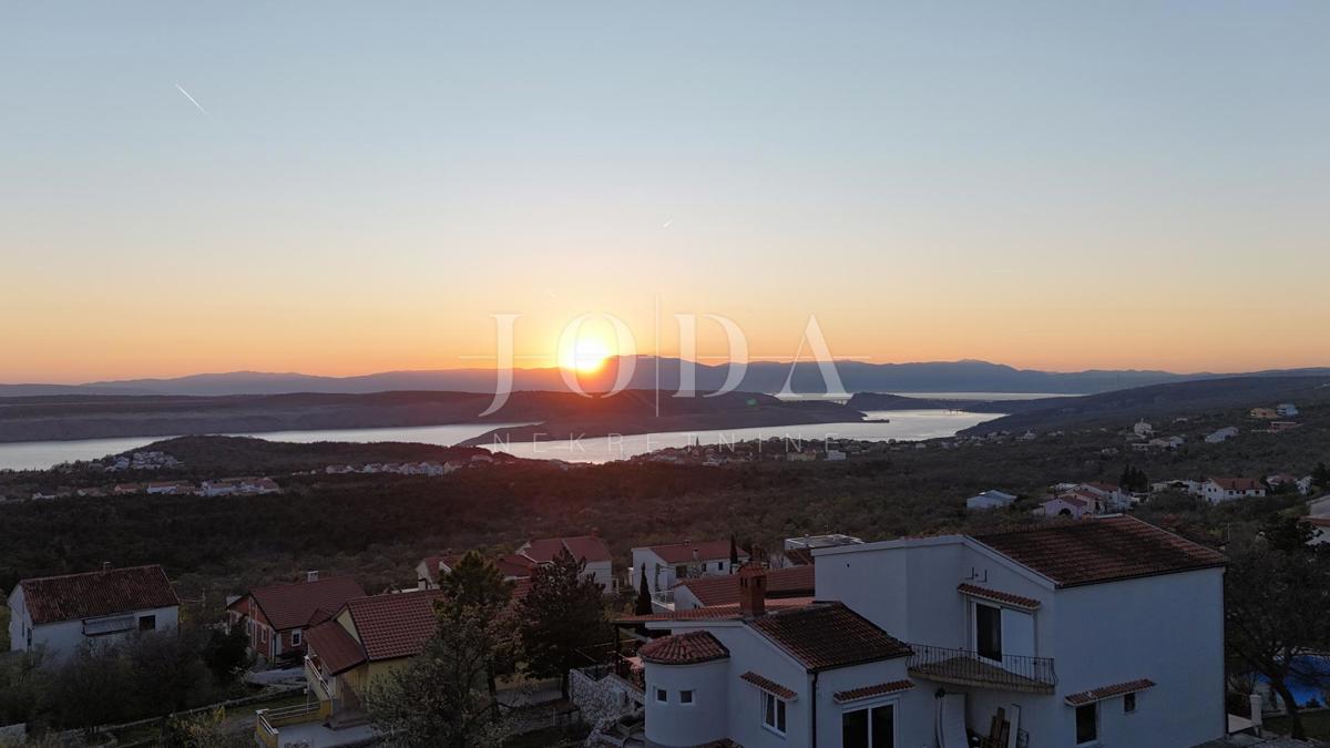 Ekskluzivna hiša v Jadranovu z bazenom, pogledom na morje in veliko parcelo