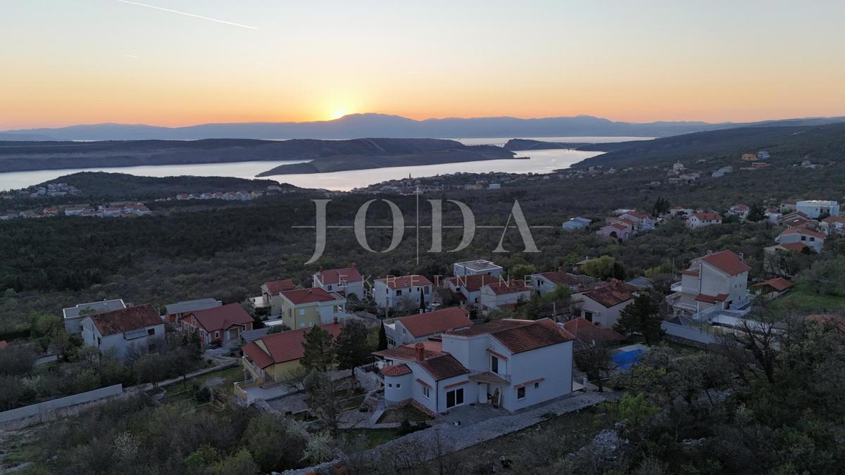Ekskluzivna hiša v Jadranovu z bazenom, pogledom na morje in veliko parcelo