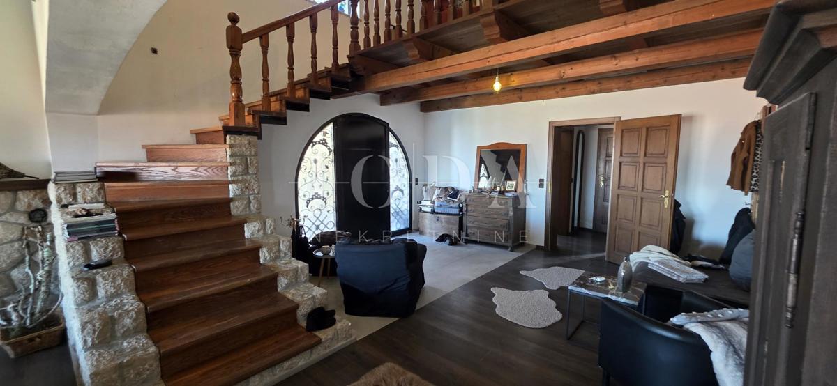 Ekskluzivna hiša v Jadranovu z bazenom, pogledom na morje in veliko parcelo