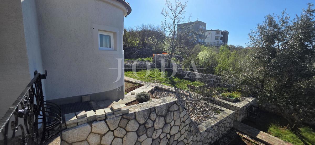 Ekskluzivna hiša v Jadranovu z bazenom, pogledom na morje in veliko parcelo