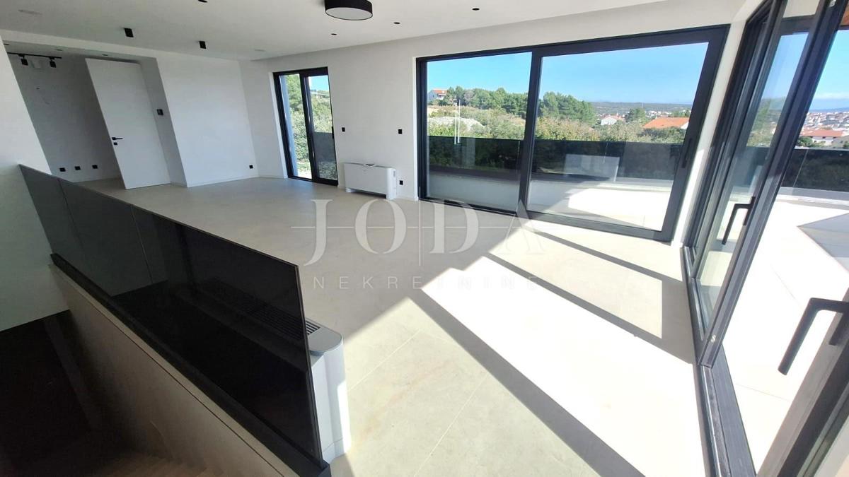 Luksuzno stanovanje z bazenom in strešno teraso