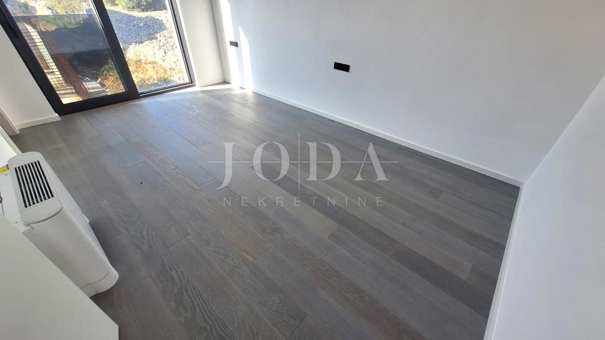 Luksuzno stanovanje z bazenom in strešno teraso