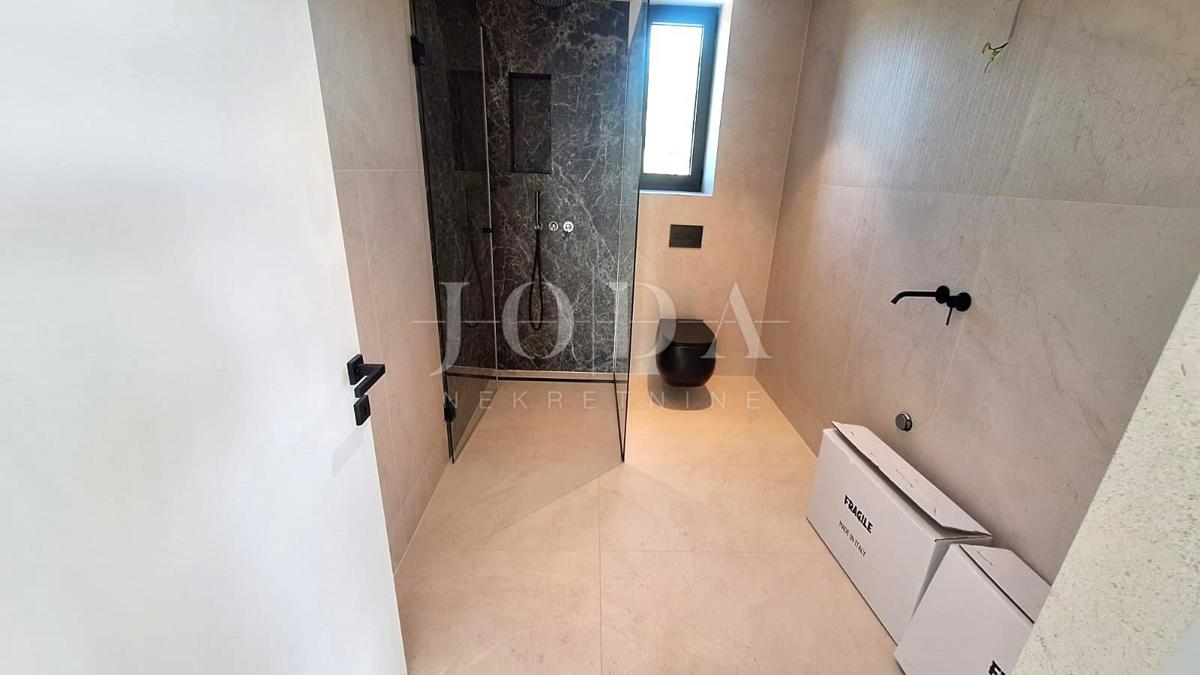 Luksuzno stanovanje z bazenom in strešno teraso