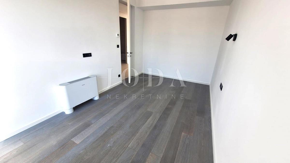 Luksuzno stanovanje z bazenom in strešno teraso