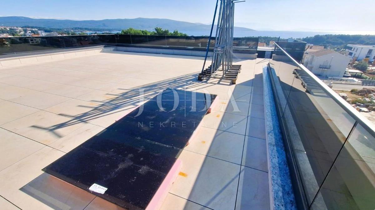 Luksuzno stanovanje z bazenom in strešno teraso