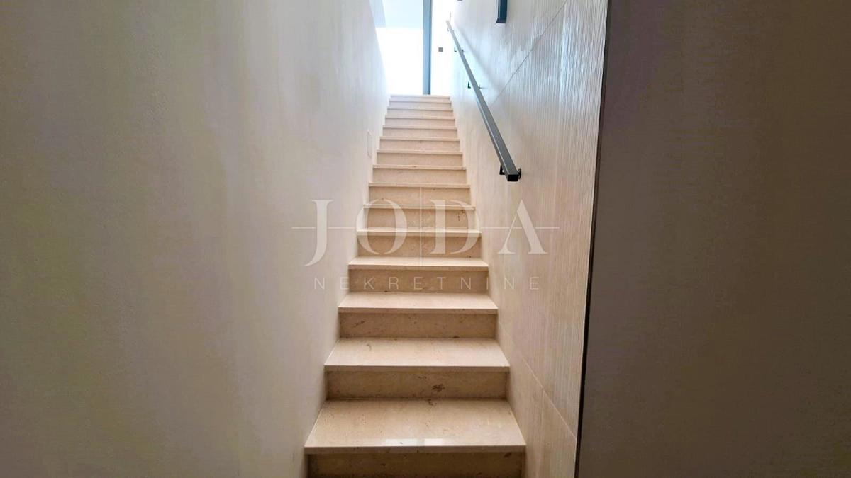 Luksuzno stanovanje z bazenom in strešno teraso