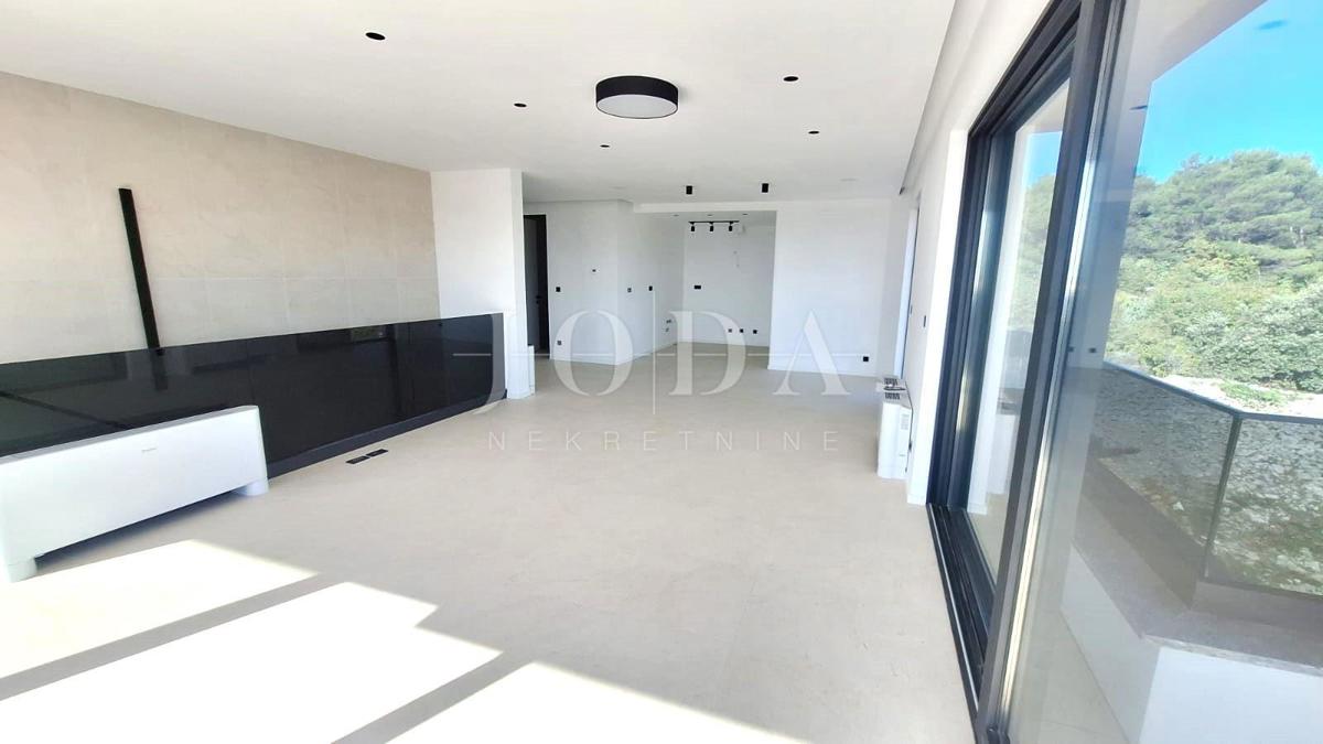 Luksuzno stanovanje z bazenom in strešno teraso