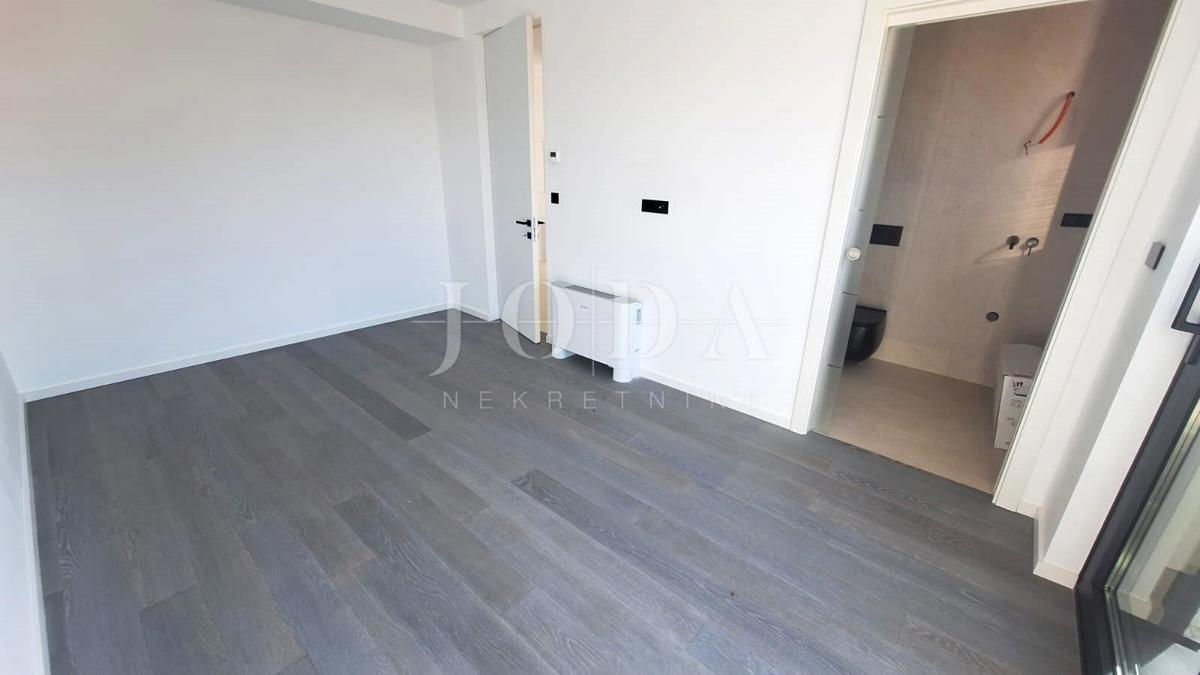 Luksuzno stanovanje z bazenom in strešno teraso