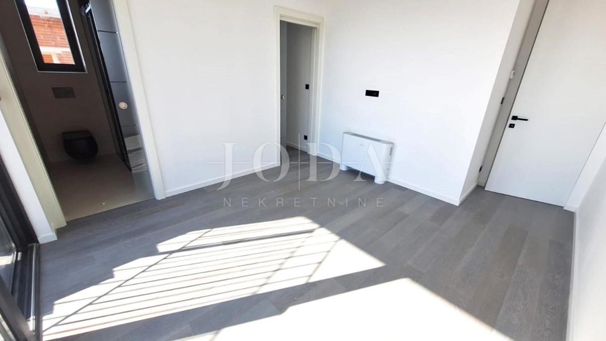 Luksuzno stanovanje z bazenom in strešno teraso