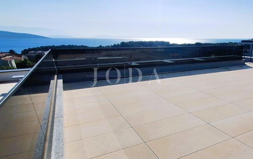 Luksuzno stanovanje z bazenom in strešno teraso