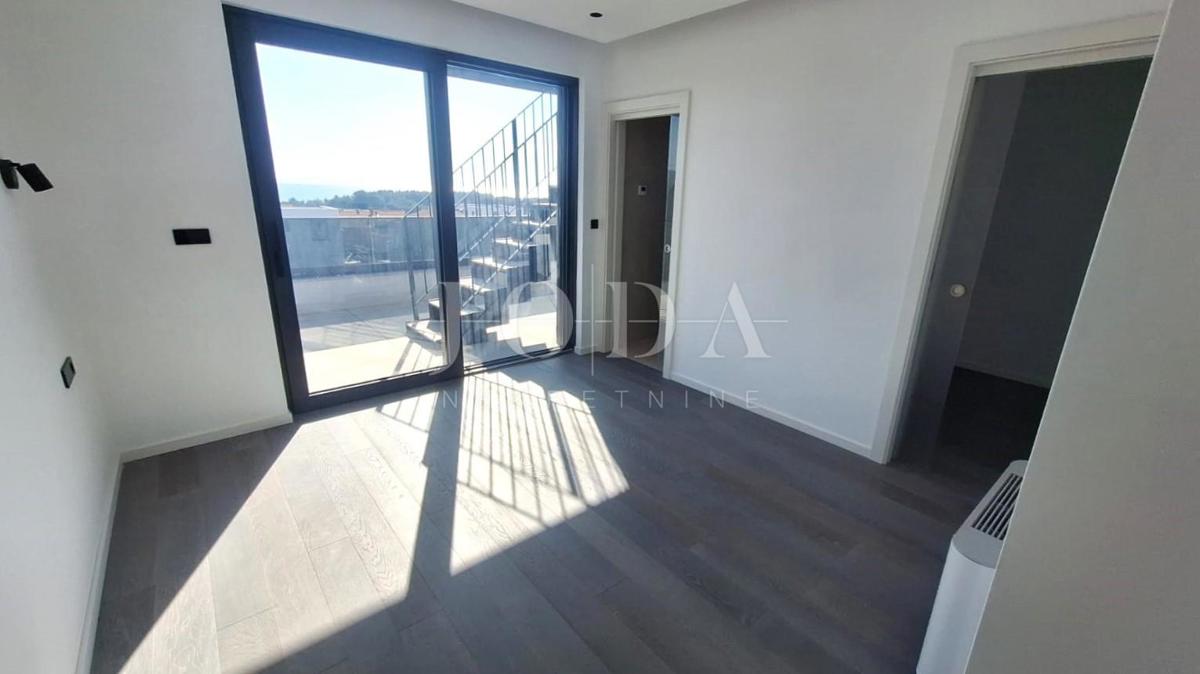 Luksuzno stanovanje z bazenom in strešno teraso