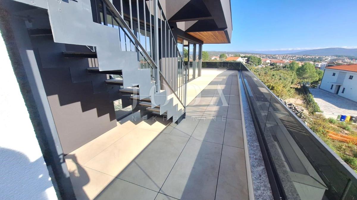 Luksuzno stanovanje z bazenom in strešno teraso