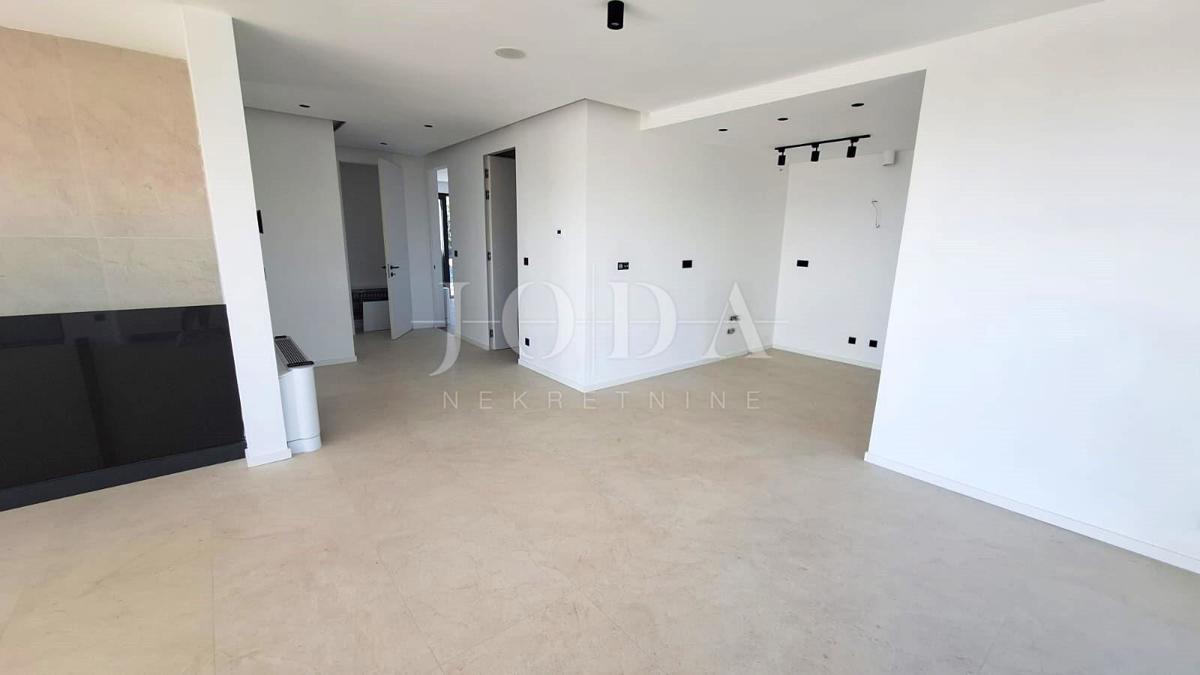 Luksuzno stanovanje z bazenom in strešno teraso