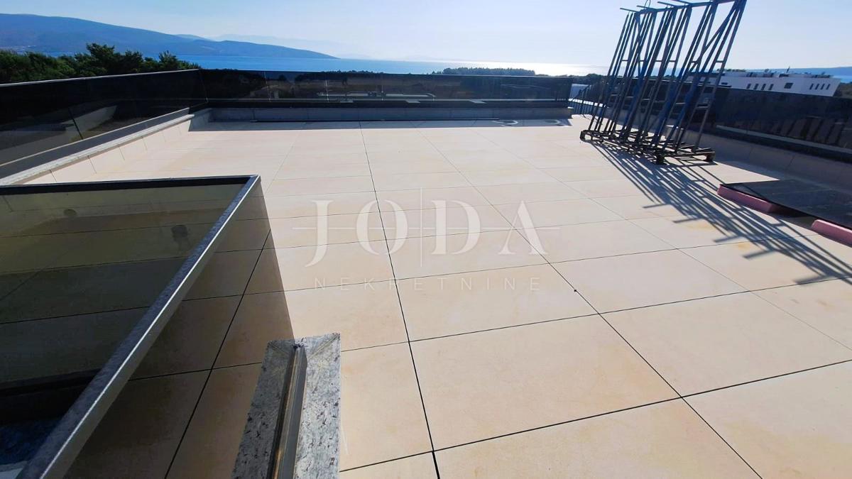 Luksuzno stanovanje z bazenom in strešno teraso