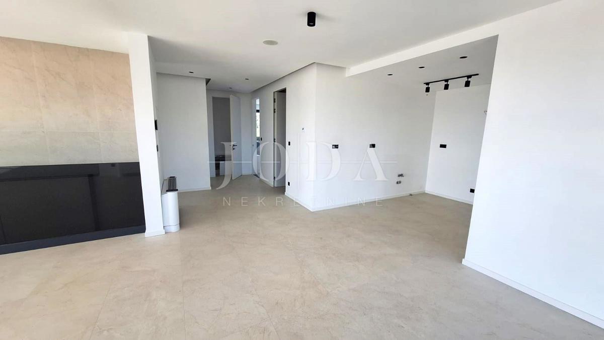 Luksuzno stanovanje z bazenom in strešno teraso