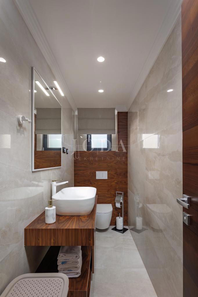 Luksuzni penthouse z bazenom in pogledom na morje