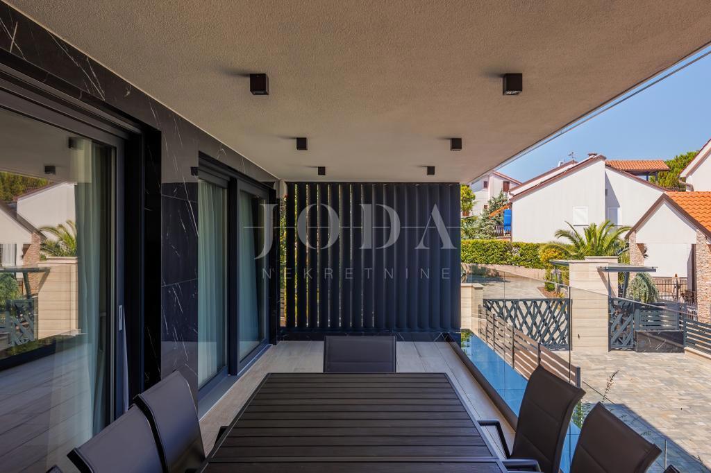 Luksuzni penthouse z bazenom in pogledom na morje