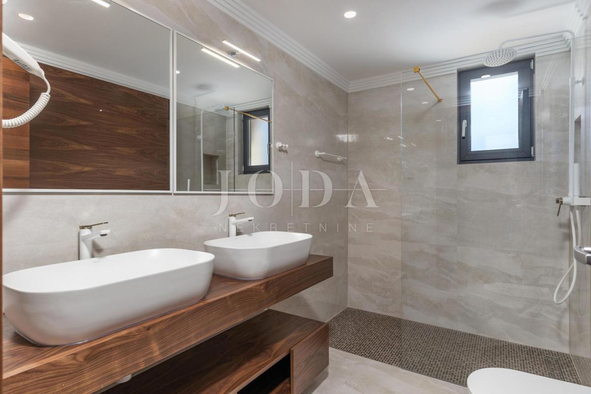 Luksuzni penthouse z bazenom in pogledom na morje