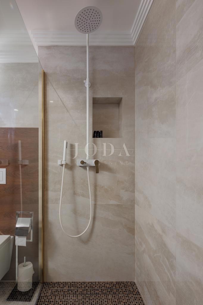 Luksuzni penthouse z bazenom in pogledom na morje