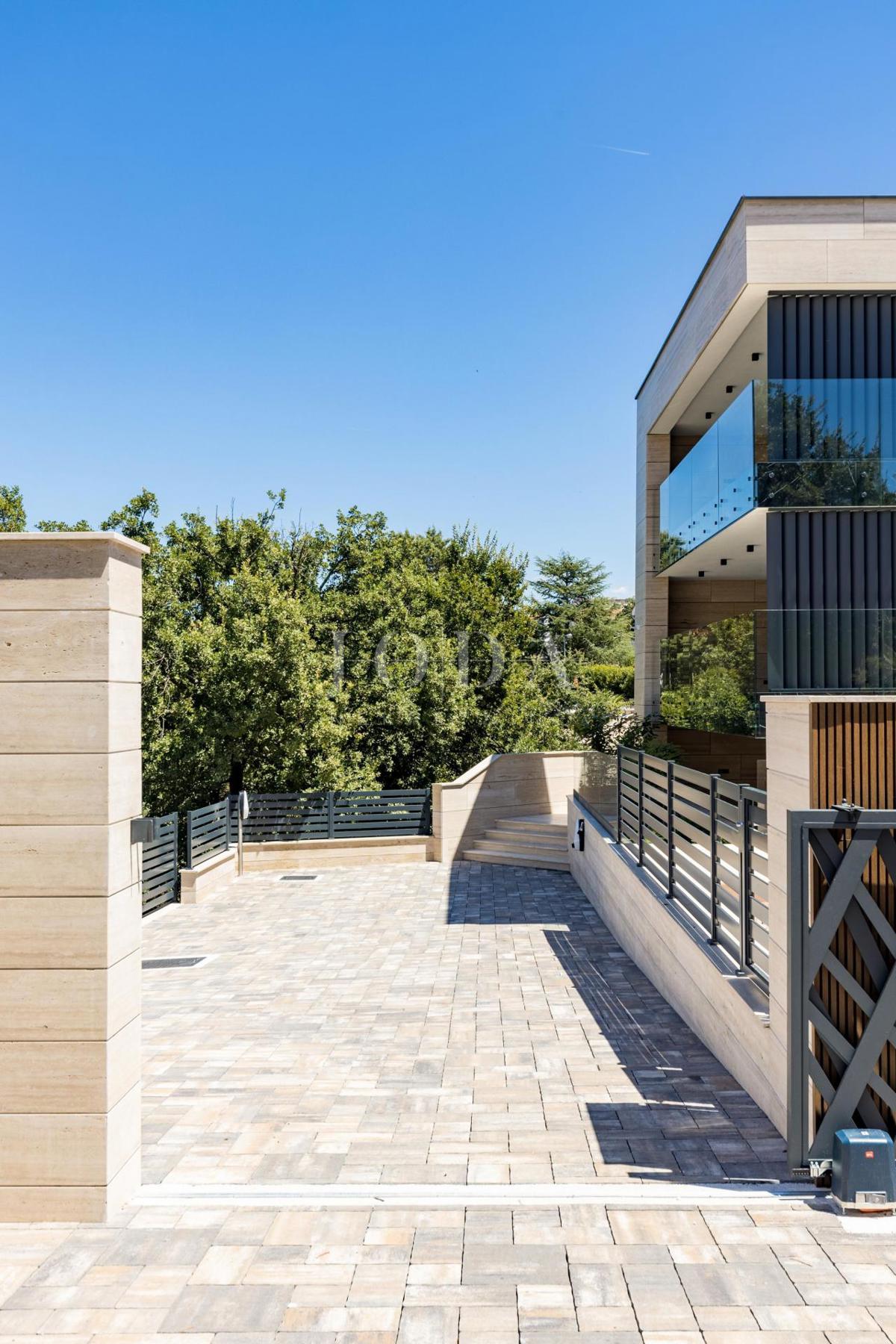 Luksuzni penthouse z bazenom in pogledom na morje