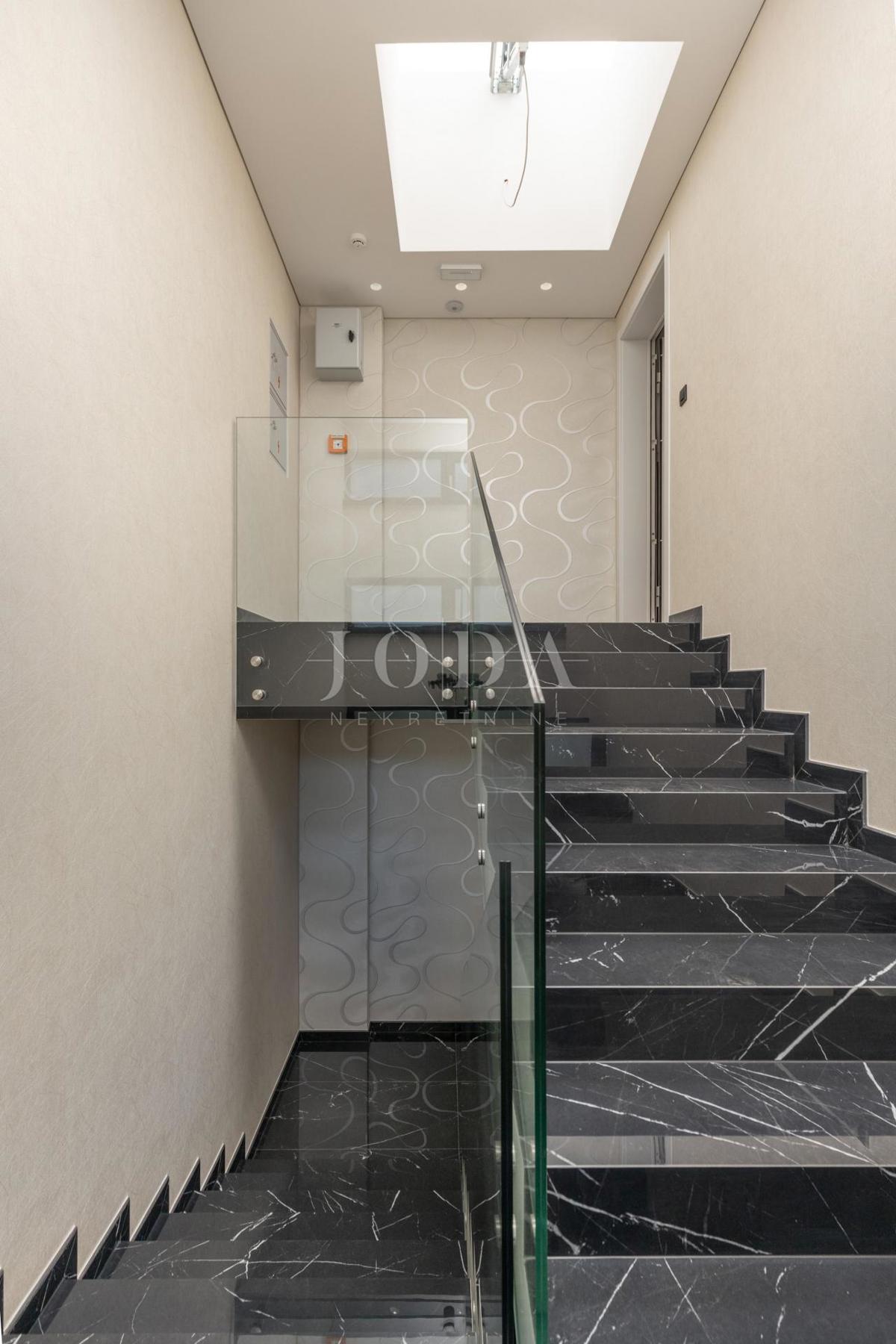 Luksuzni penthouse z bazenom in pogledom na morje