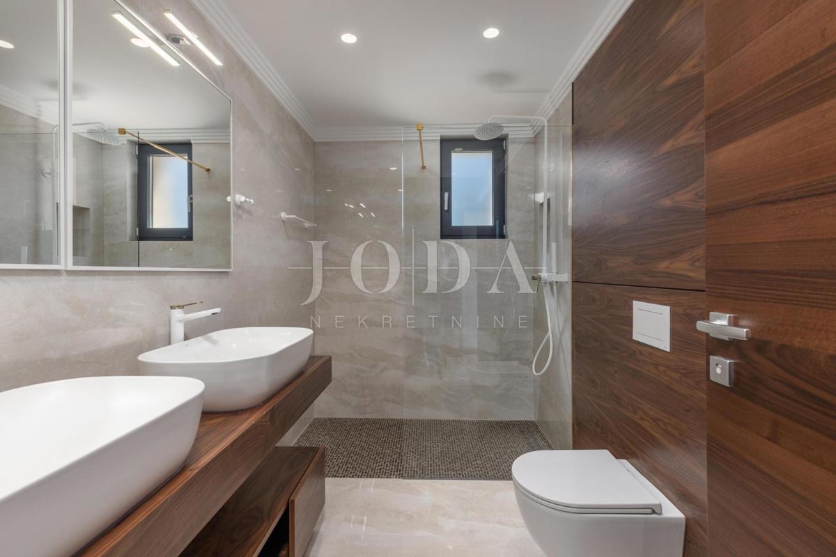Luksuzni penthouse z bazenom in pogledom na morje