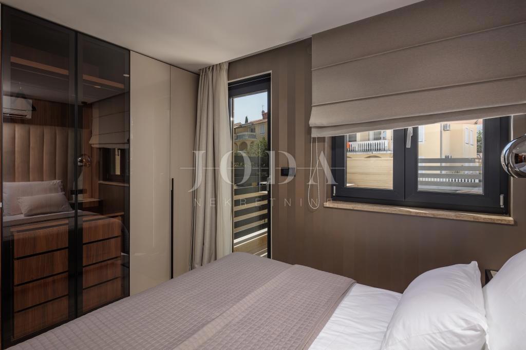 Luksuzni penthouse z bazenom in pogledom na morje