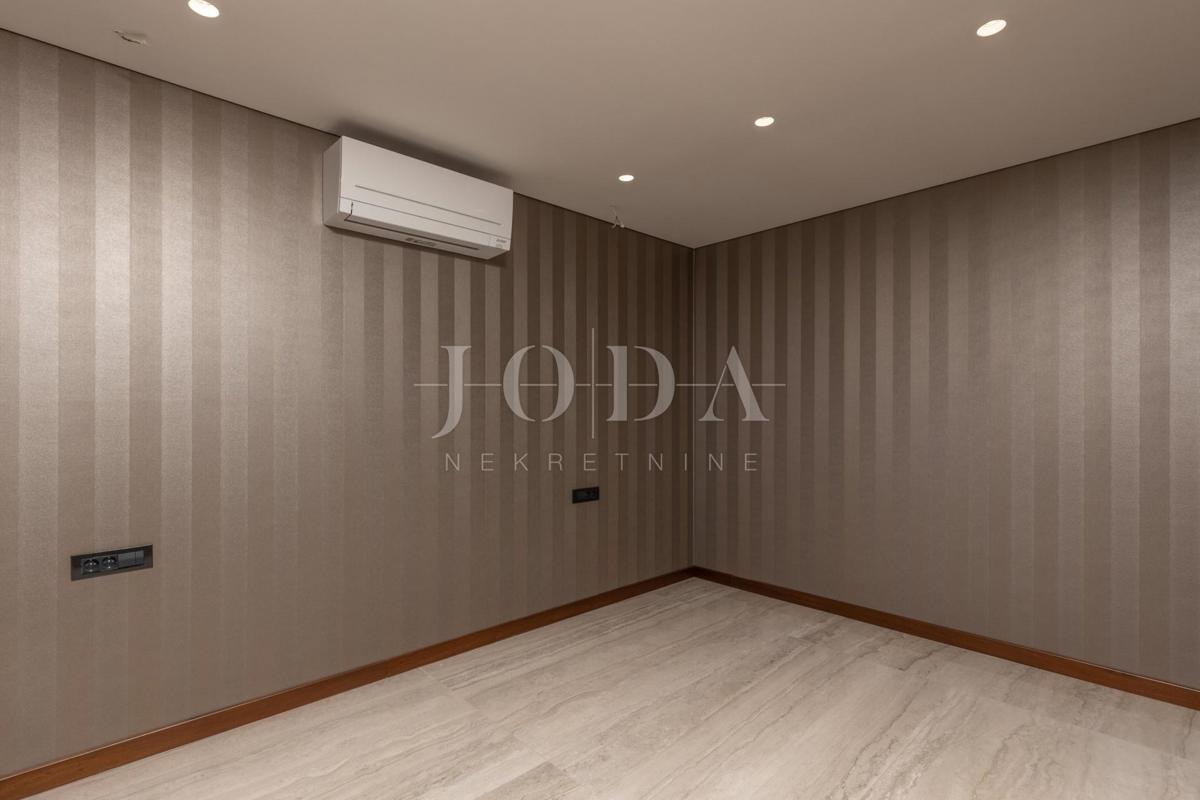 Luksuzni penthouse z bazenom in pogledom na morje