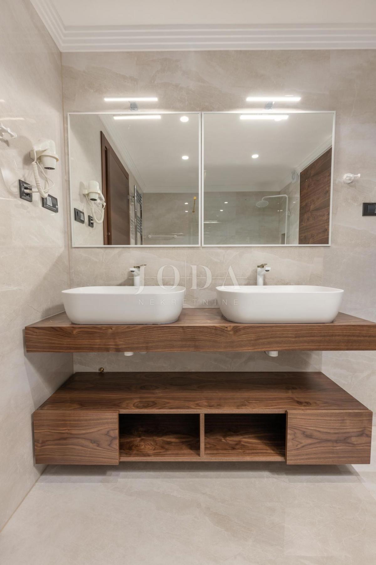 Luksuzni penthouse z bazenom in pogledom na morje