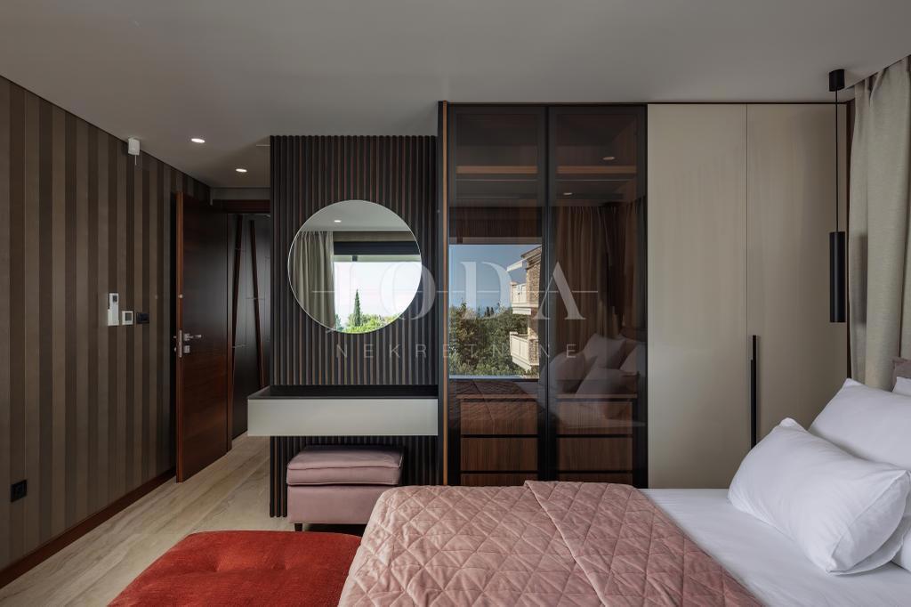 Luksuzni penthouse z bazenom in pogledom na morje