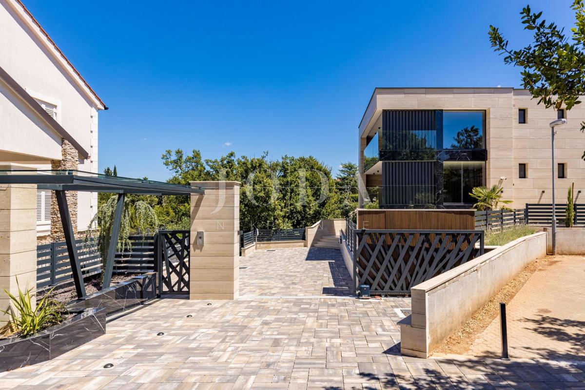 Luksuzni penthouse z bazenom in pogledom na morje