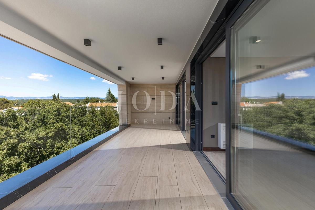 Luksuzni penthouse z bazenom in pogledom na morje