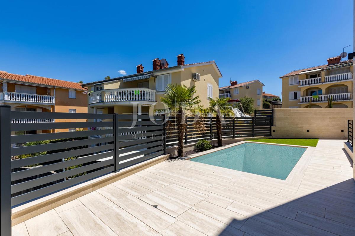 Luksuzni penthouse z bazenom in pogledom na morje