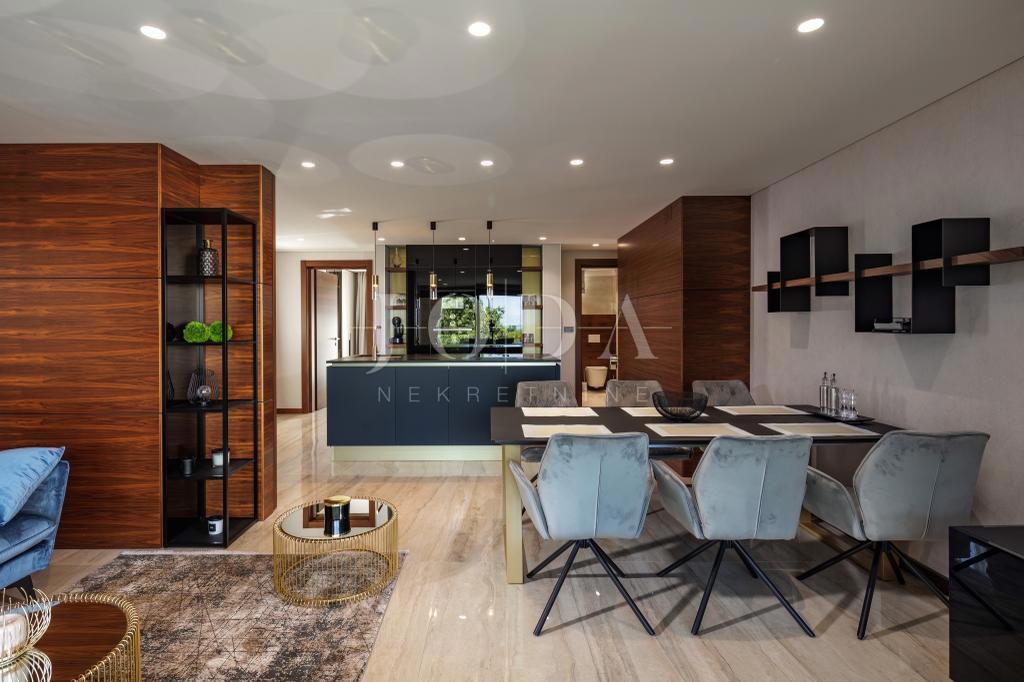 Luksuzni penthouse z bazenom in pogledom na morje