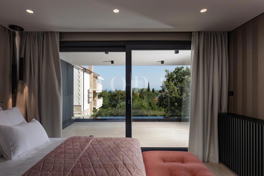 Luksuzni penthouse z bazenom in pogledom na morje