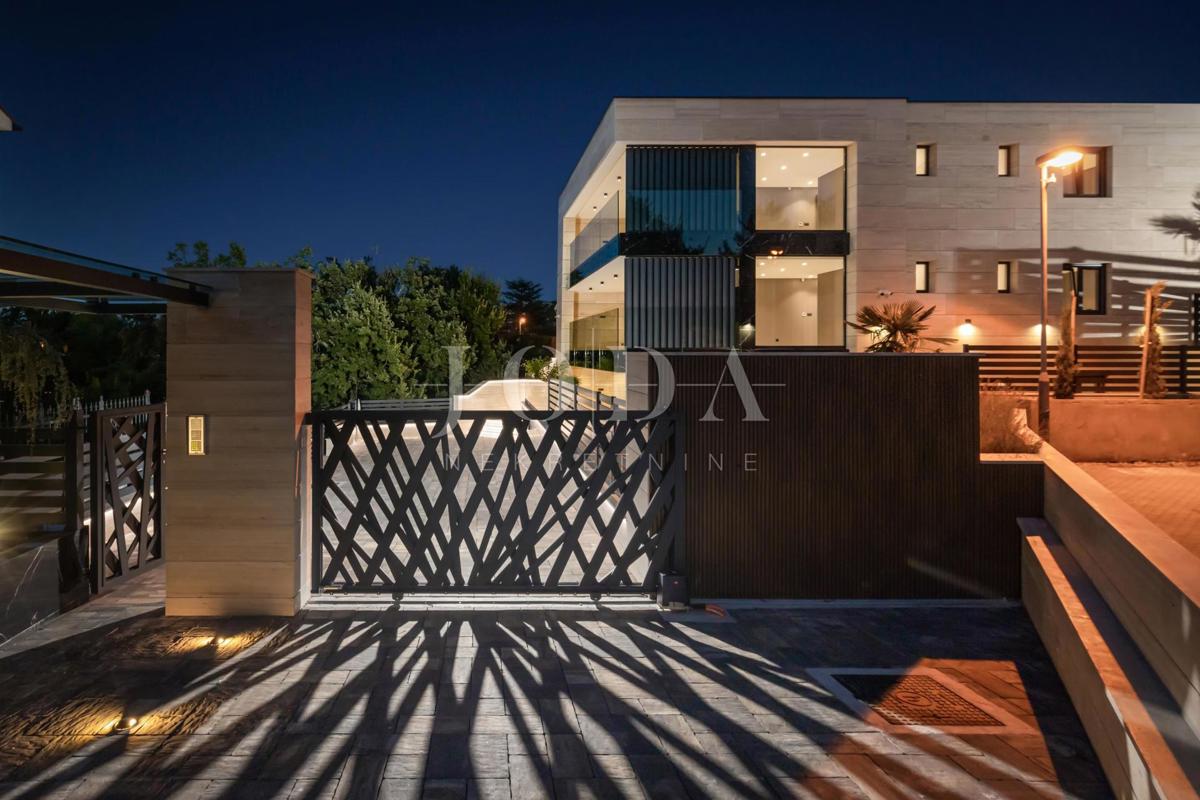 Luksuzni penthouse z bazenom in pogledom na morje