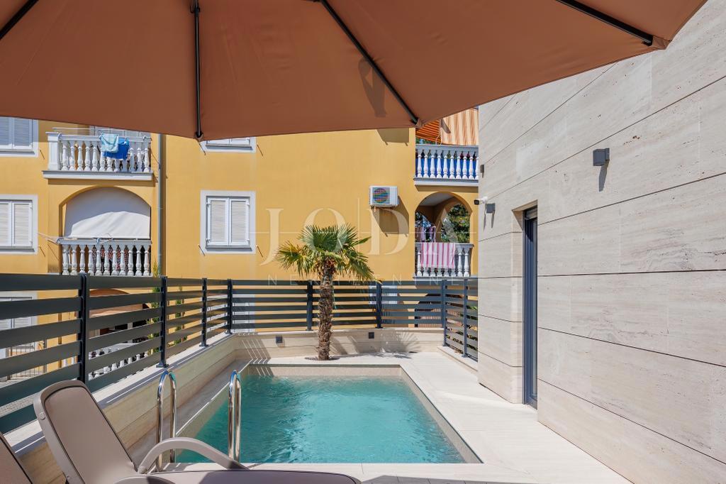 Luksuzni penthouse z bazenom in pogledom na morje