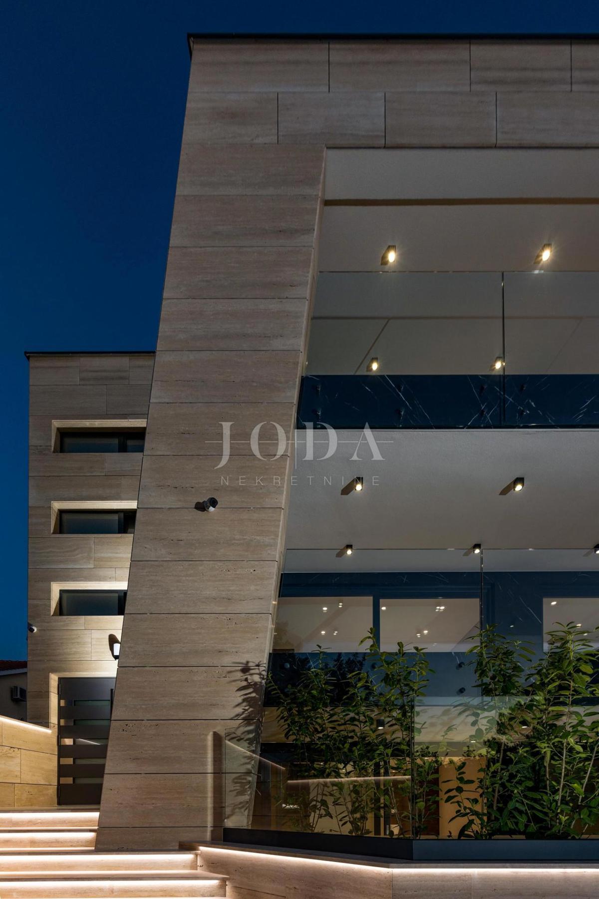 Luksuzni penthouse z bazenom in pogledom na morje