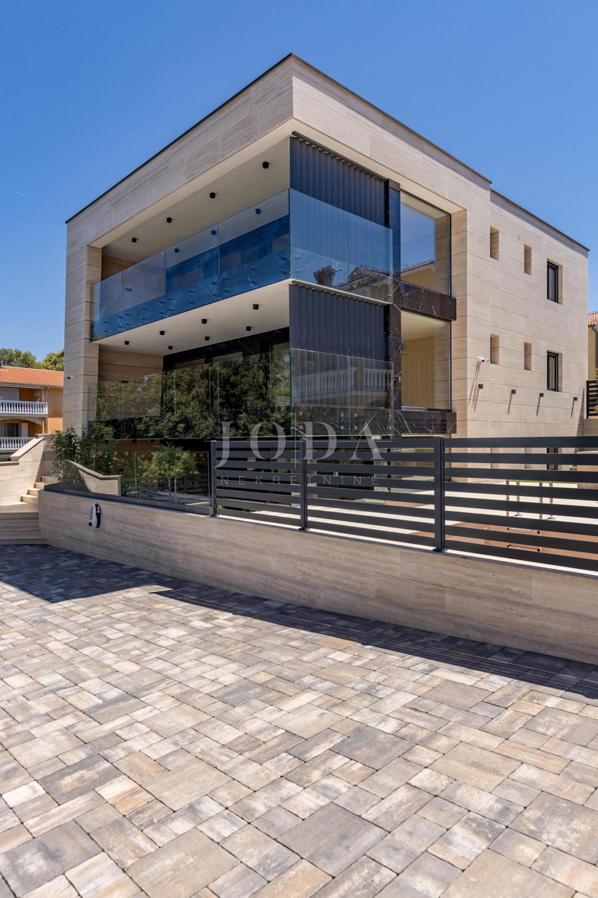 Luksuzni penthouse z bazenom in pogledom na morje