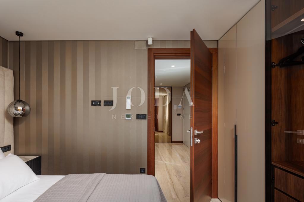 Luksuzni penthouse z bazenom in pogledom na morje