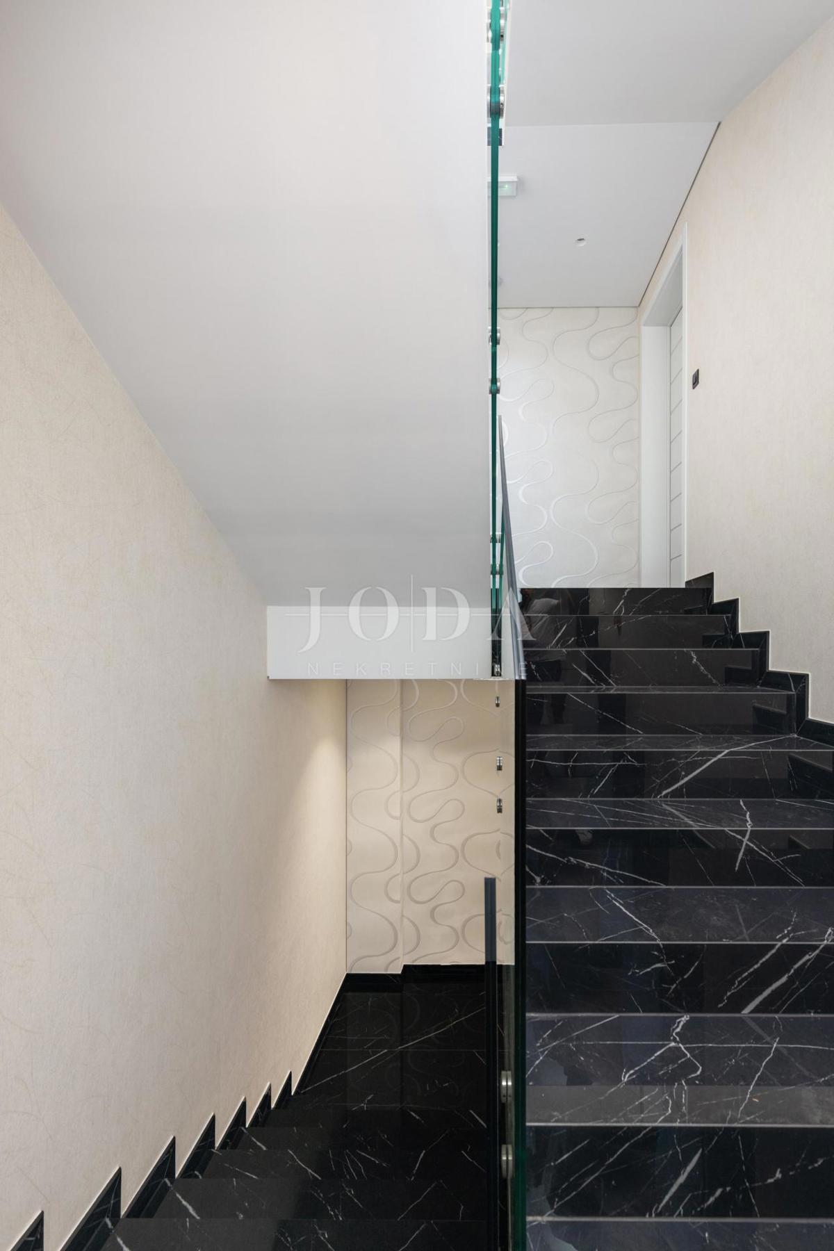 Luksuzni penthouse z bazenom in pogledom na morje