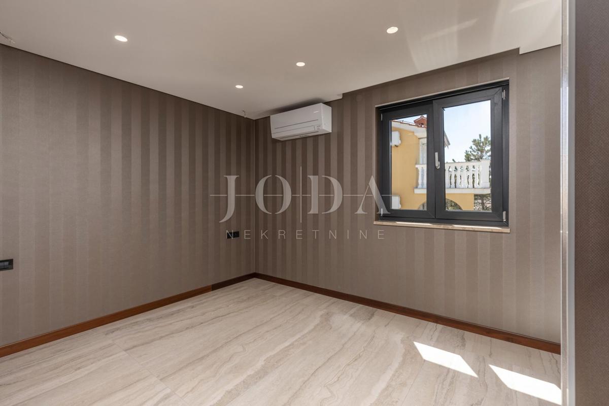 Luksuzni penthouse z bazenom in pogledom na morje