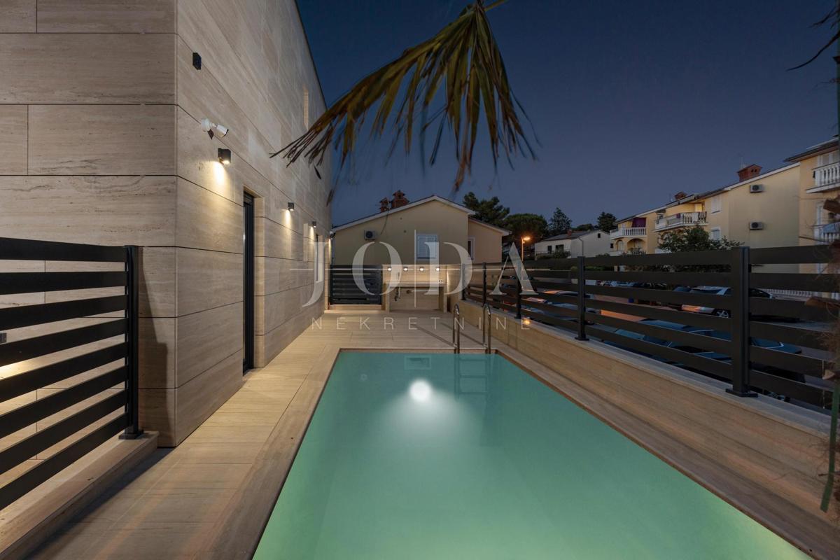 Luksuzni penthouse z bazenom in pogledom na morje