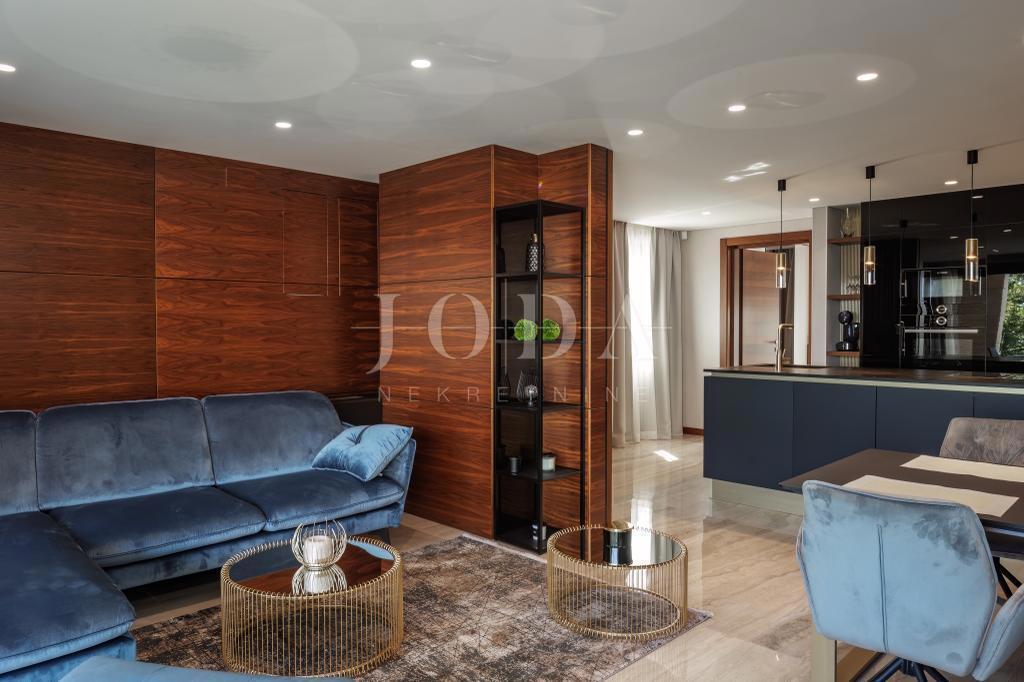 Luksuzni penthouse z bazenom in pogledom na morje