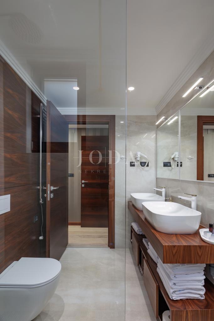 Luksuzni penthouse z bazenom in pogledom na morje