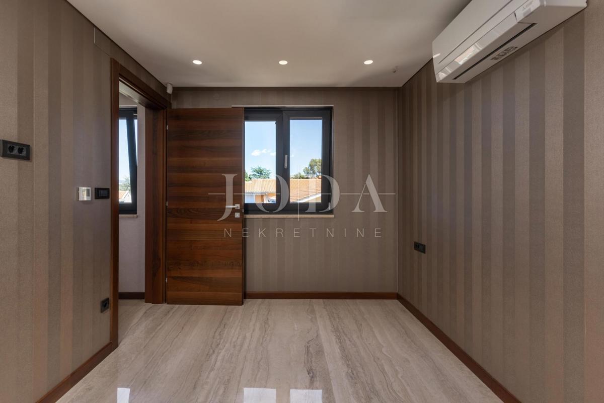 Luksuzni penthouse z bazenom in pogledom na morje