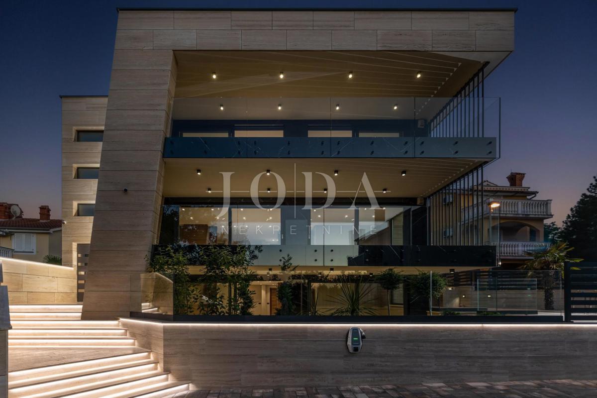 Luksuzni penthouse z bazenom in pogledom na morje