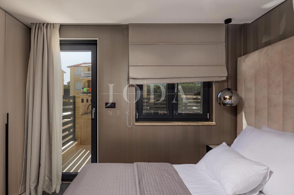 Luksuzni penthouse z bazenom in pogledom na morje