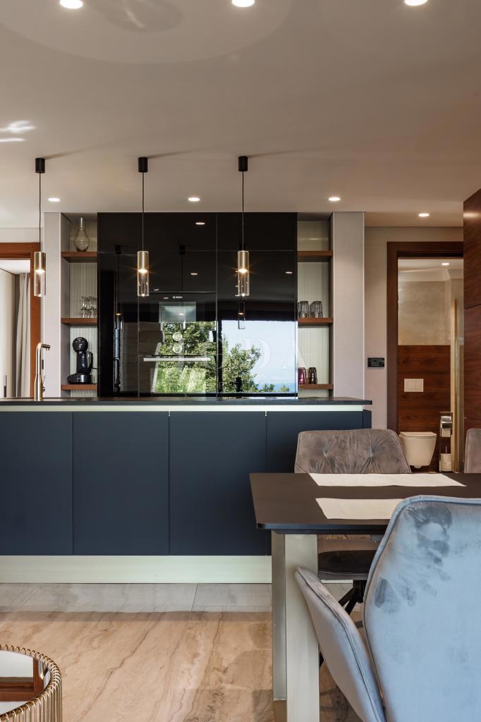 Luksuzni penthouse z bazenom in pogledom na morje