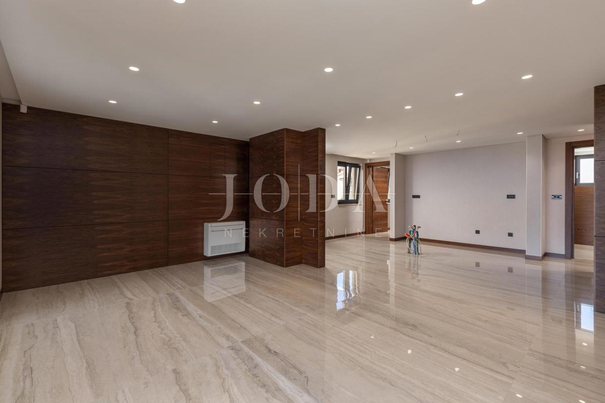 Luksuzni penthouse z bazenom in pogledom na morje